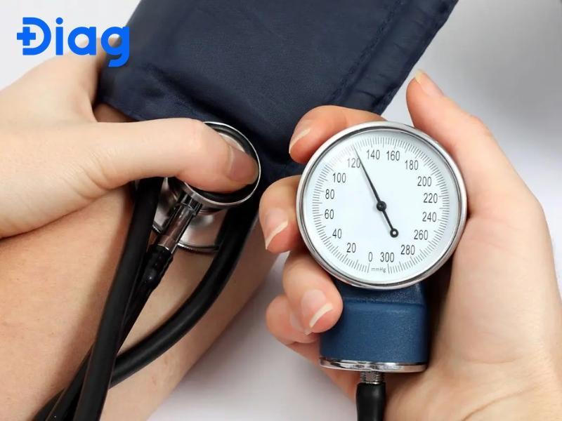 Minh họa các yếu tố của lối sống lành mạnh giúp kiểm soát huyết áp 130/70 là cao hay thấp và phòng ngừa bệnh tim mạch.